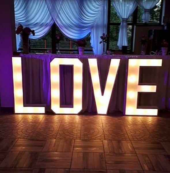 Udostępniamy duży świecący napis LOVE!